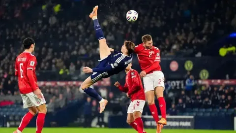 内马尔手术在即，梅西合影鼓舞士气：全力支持！中新体育